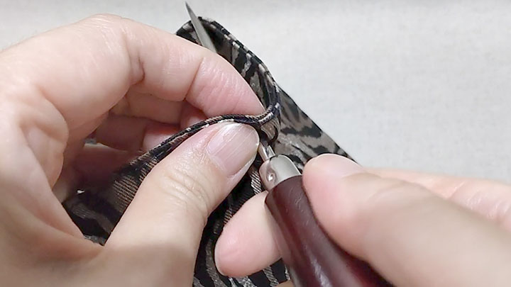 根元まで差し込む