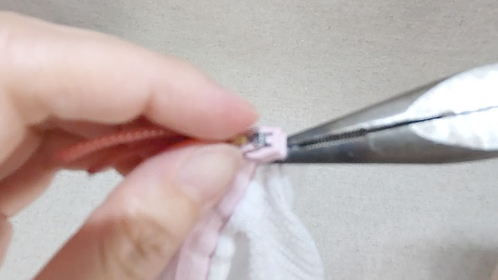 ペンチで押さえてスライダーを動かす