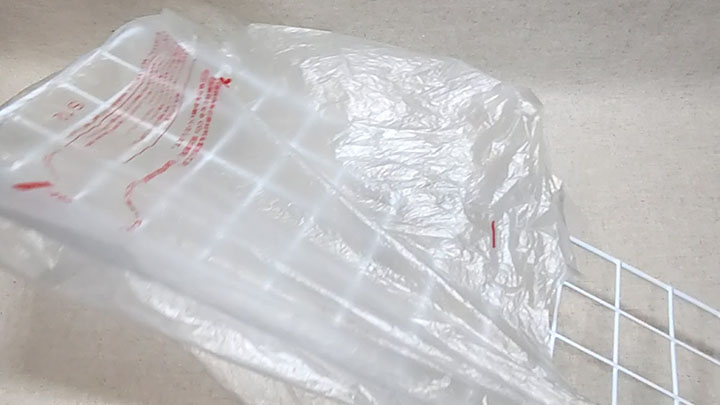 ゴミ袋からはみ出る