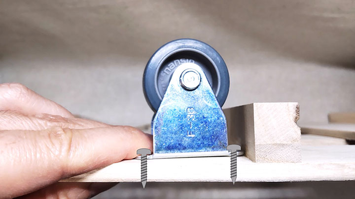 ネジが突き抜ける