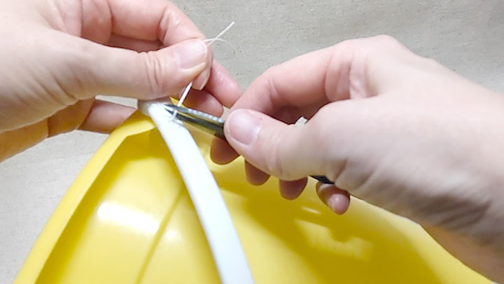 糸を結んでカット