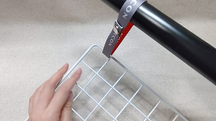 フレームに通してホック閉じ