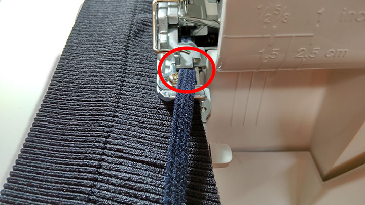 ロックミシンで縫い込む